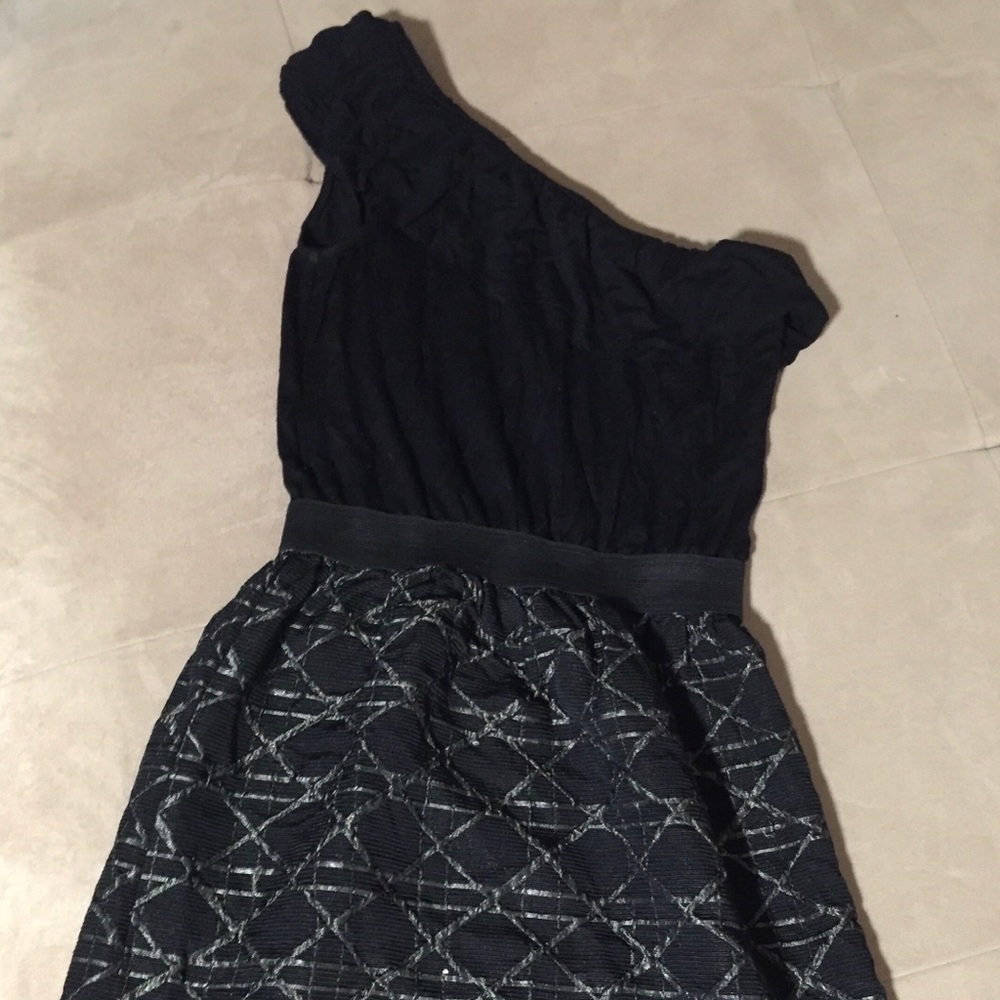 Women’s dress very cute with some ruffles dressy or casual